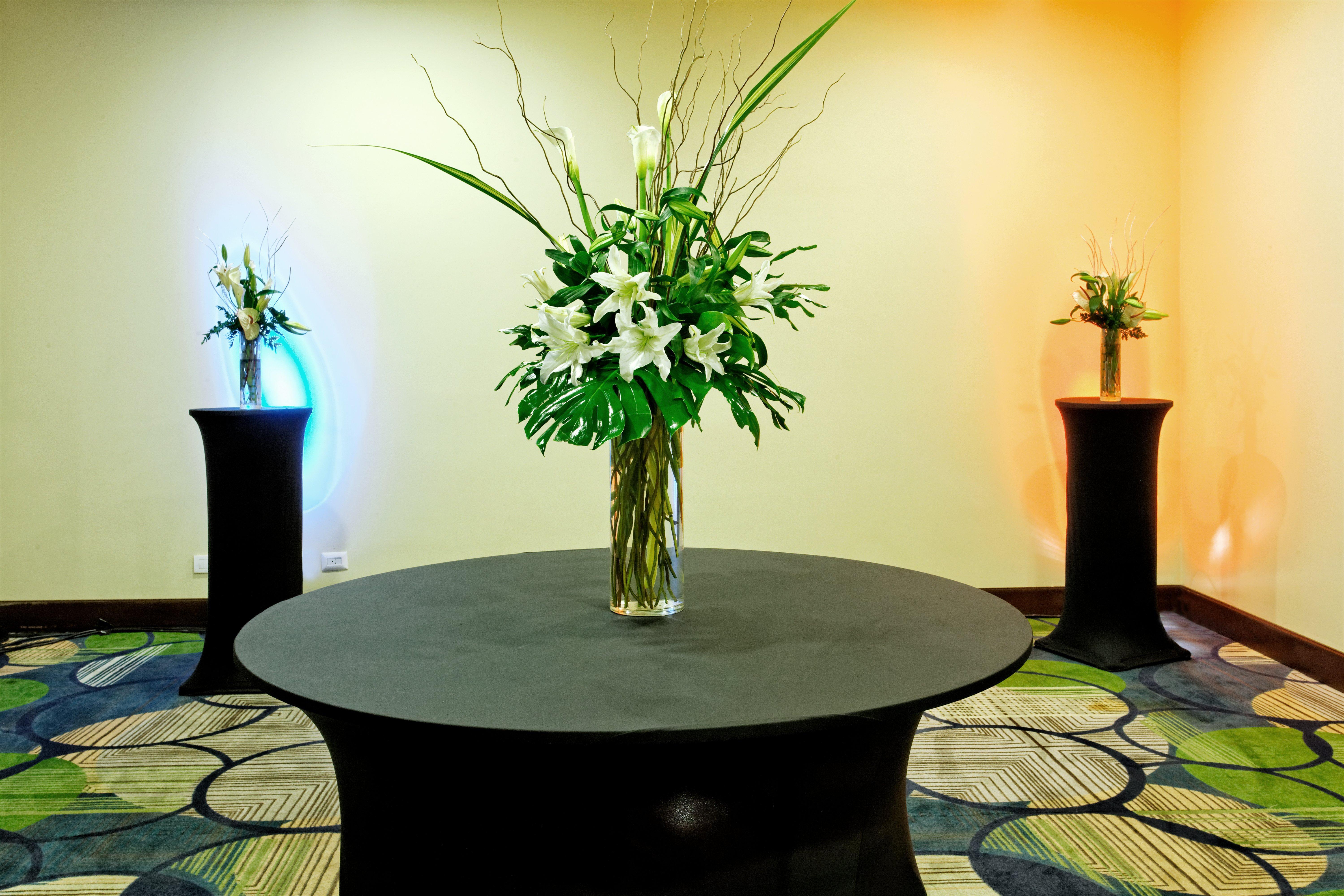 Holiday Inn Santo Domingo By Ihg Zewnętrze zdjęcie A cocktail table with a flower arrangement
