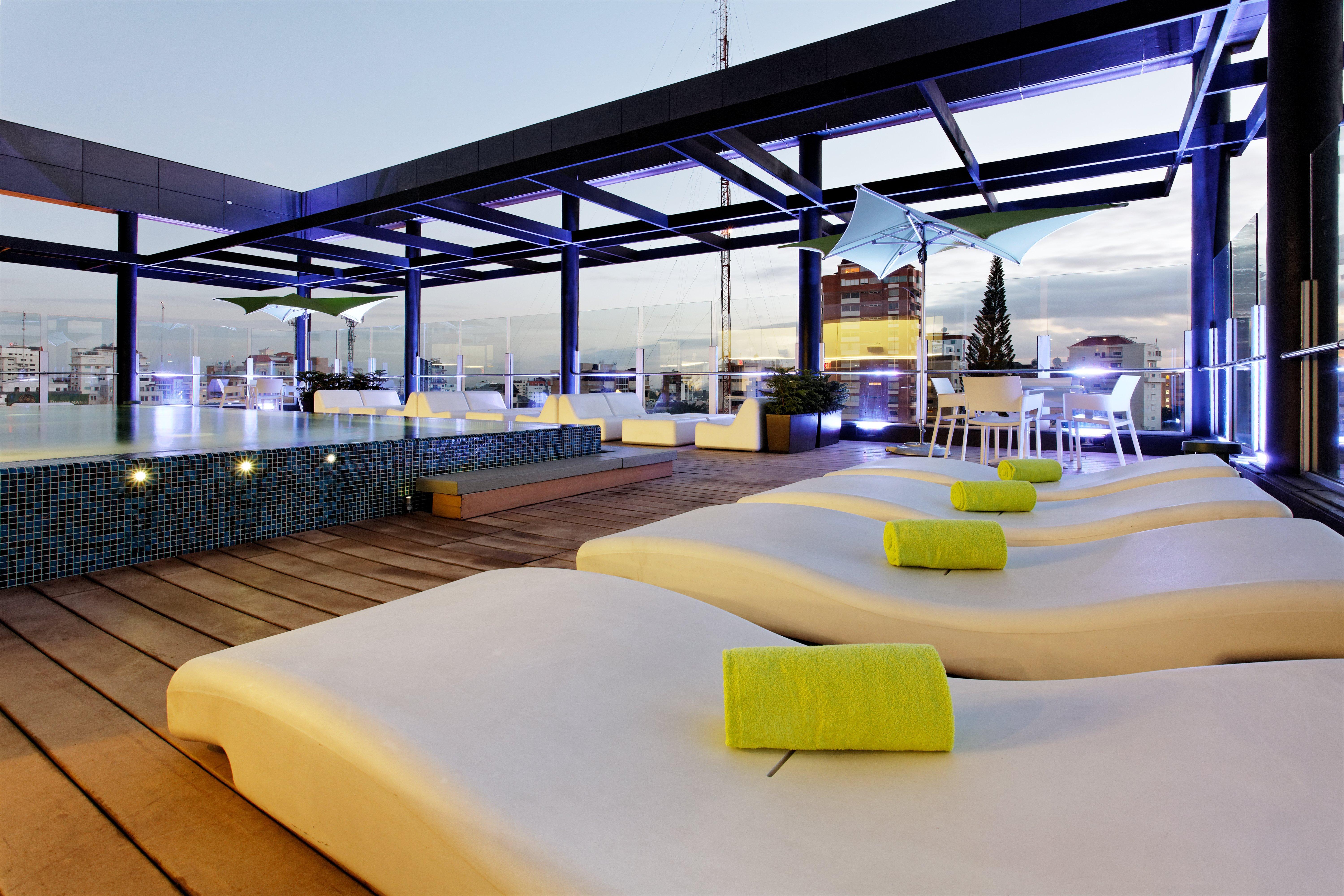 Holiday Inn Santo Domingo By Ihg Zewnętrze zdjęcie The rooftop pool at the hotel