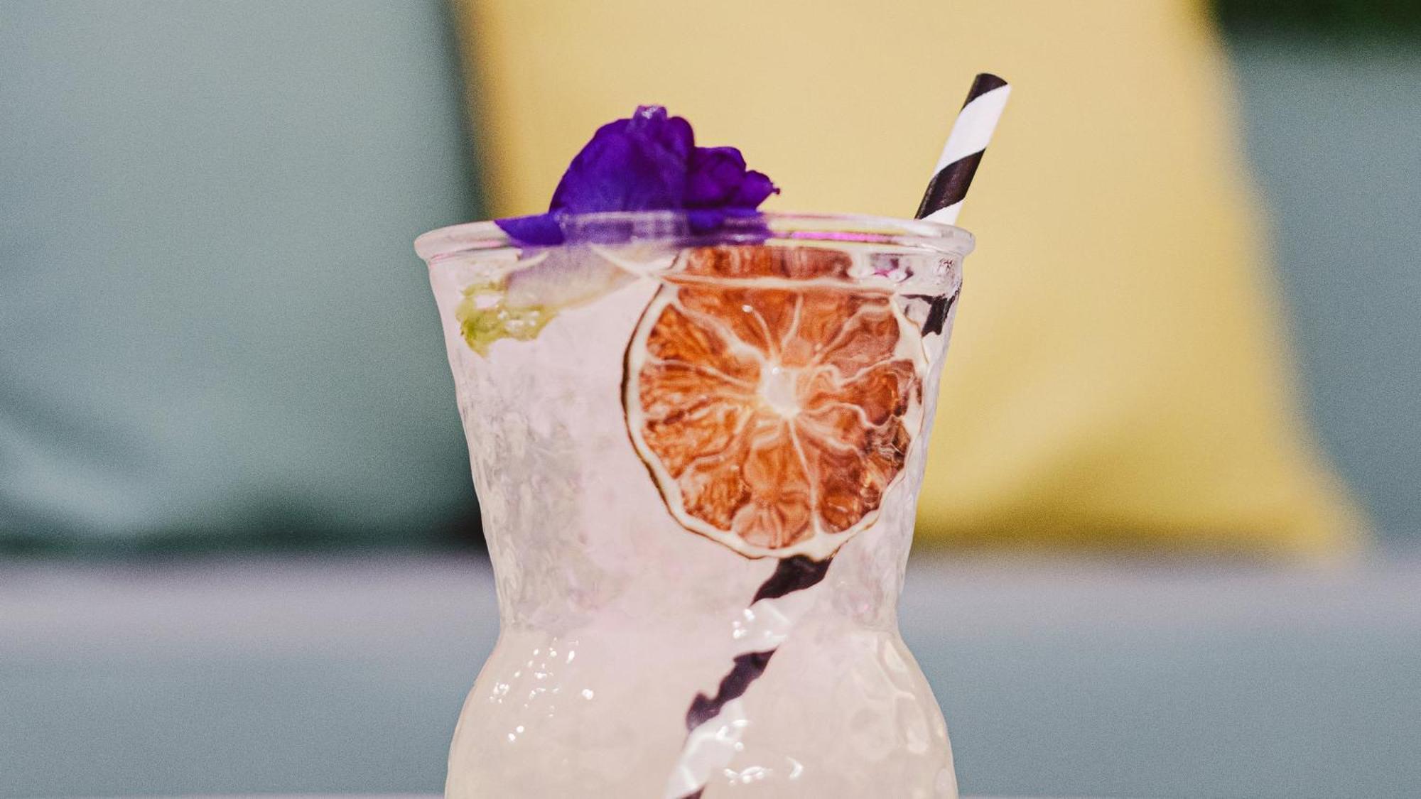 Holiday Inn Santo Domingo By Ihg Zewnętrze zdjęcie A cocktail with a paper straw