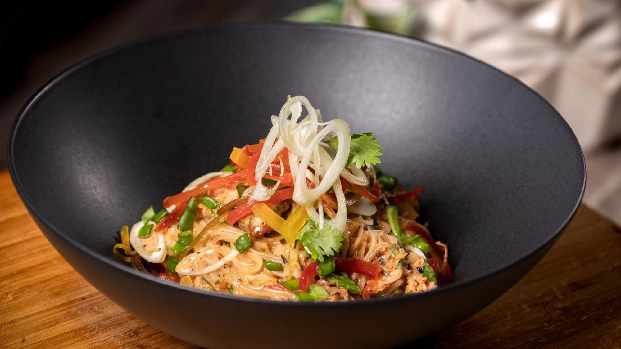 Holiday Inn Santo Domingo By Ihg Zewnętrze zdjęcie A bowl of Thai peanut chicken salad