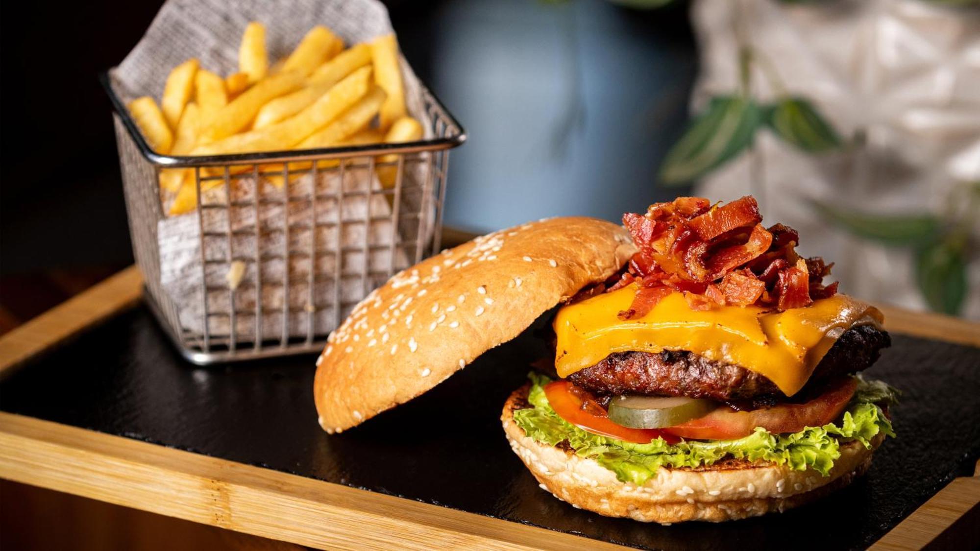 Holiday Inn Santo Domingo By Ihg Zewnętrze zdjęcie A cheeseburger with bacon