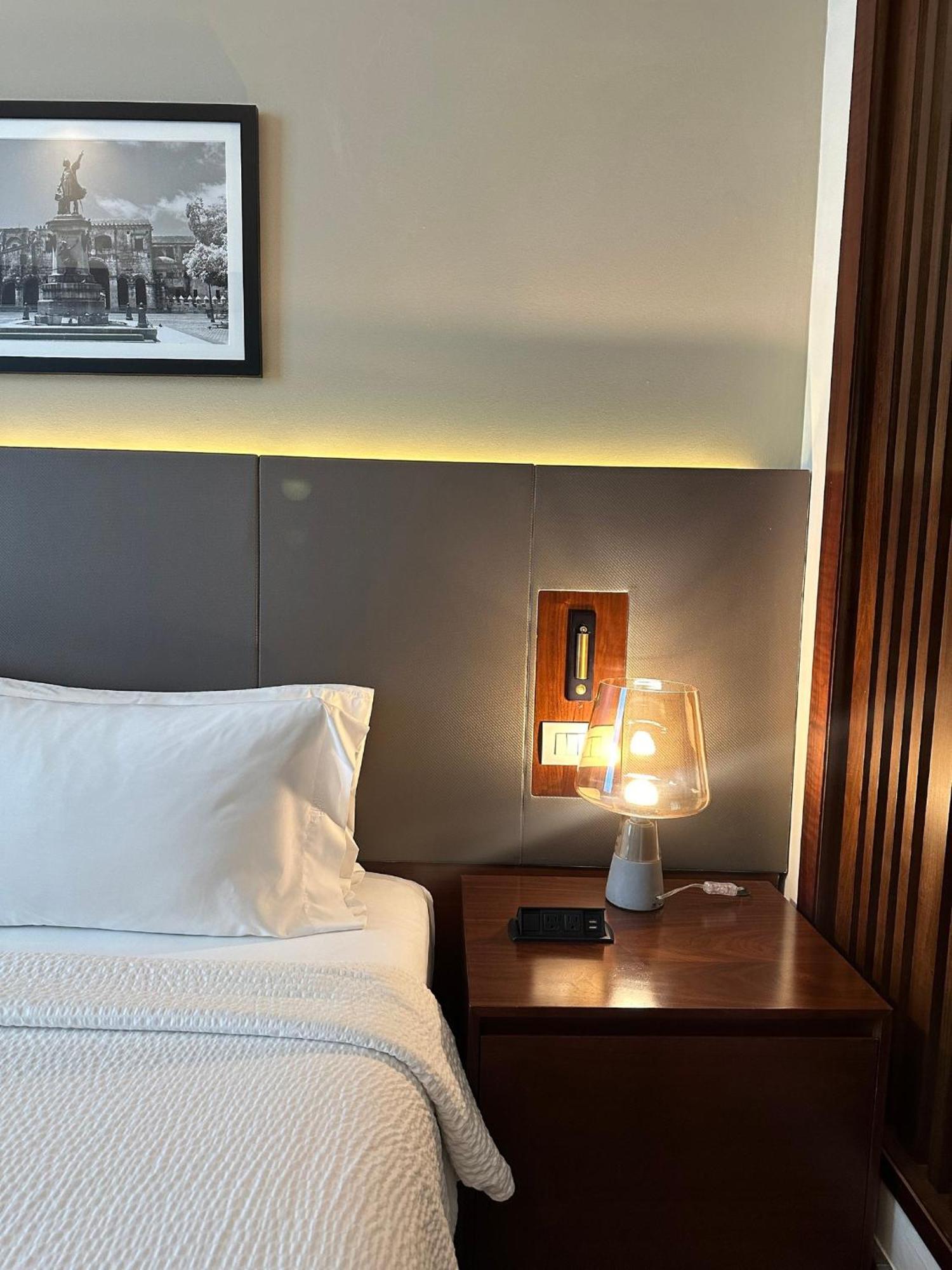 Holiday Inn Santo Domingo By Ihg Zewnętrze zdjęcie A bedside table with a lamp
